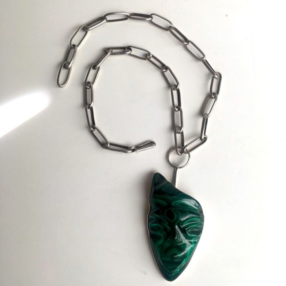 VNTG carved Malachite mask with 26" handmade chain - Picture 10 of 12